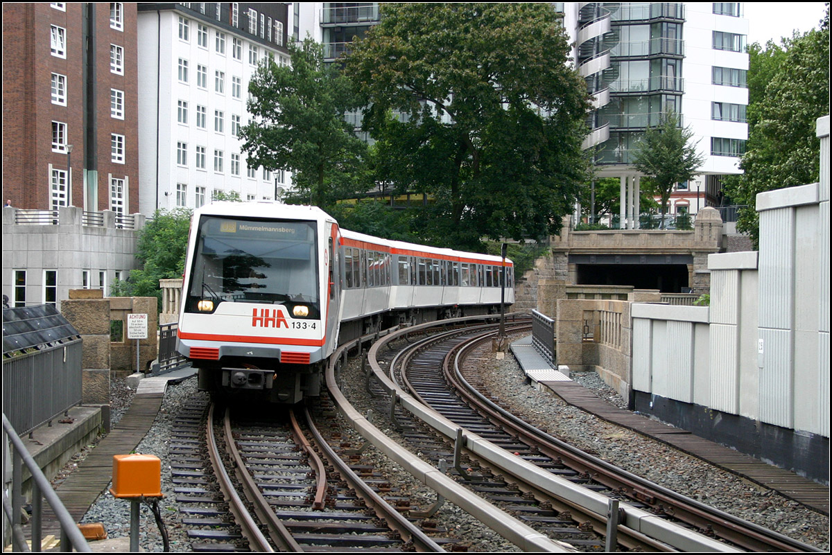 Vom Tunnel zur Oberfläche -

Ein U-Bahnzug vom Typ DT 4 verlässt den Tunnel und fährt in die Haltestelle  Landungsbrücken  ein. Dieser Streckenabschnitt gehört zu den ältesten U- bzw. Hochbahnabschnitten in Hamburg und wurde am 29.6.1912 eröffnet. Damit war die  Ringstrecke  komplett. 

12.08.2005 (M)