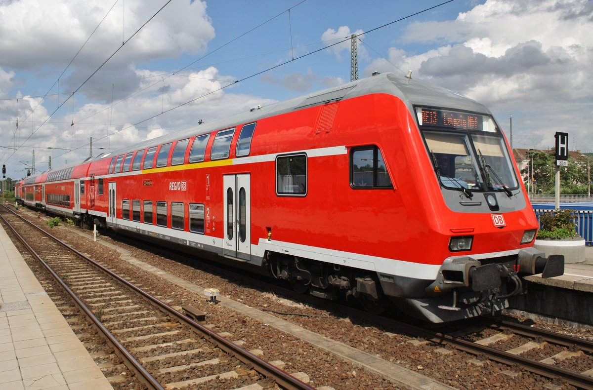 Von 112 138 gezogen verlässt der RE13 (RE17693) nach Leipzig Hauptbahnhof am Nachmittag des 1.8.2016 den Magdeburger Hauptbahnhof. 