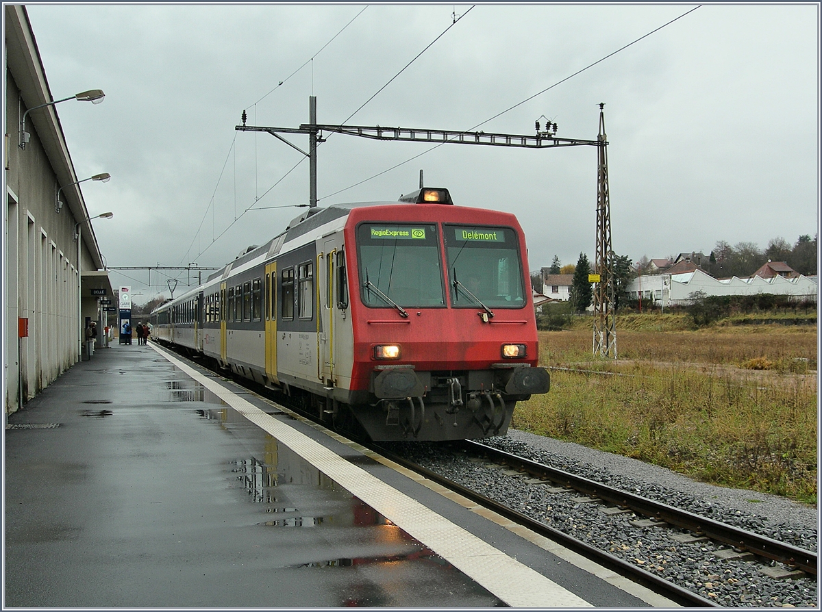 Von 1992 bis 2018 fuhren keine SNCF Züge mehr nach Delle, die SBB fuhr noch bis 1995, und dann wieder ab dem 10 Dezember 2006 nach Delle. Neben dem NPZ RE nach Delémont auf dem einzigen Gleis zeigt das Bild auch einen alten aber weiterhin benutzen Fahrleitungsmast sowie andeutungsweise das recht ausgedehnte, nun schienenlose Gelände des Grenzbahnhofs von Delle. 
23. Nov. 2007 