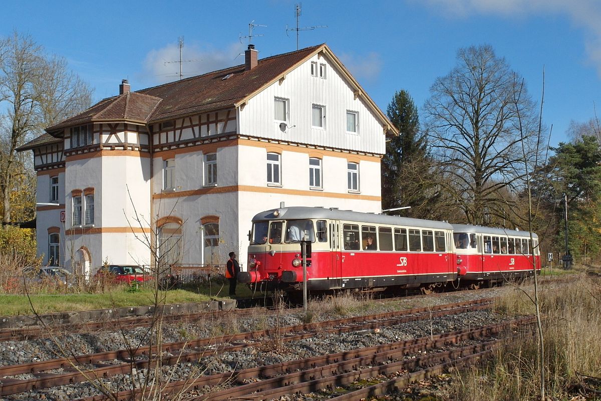 Von Aulendorf kommend und nach dem Wechsel von der KBS 766 auf die KBS 754 legen die MAN-Triebwagen VS 14 und VT 8 am 16.11.2014 im Bahnhof von Altshausen einen kurzen Halt ein. Anschlieend fuhr der Schienenbus weiter nach Pfullendorf.