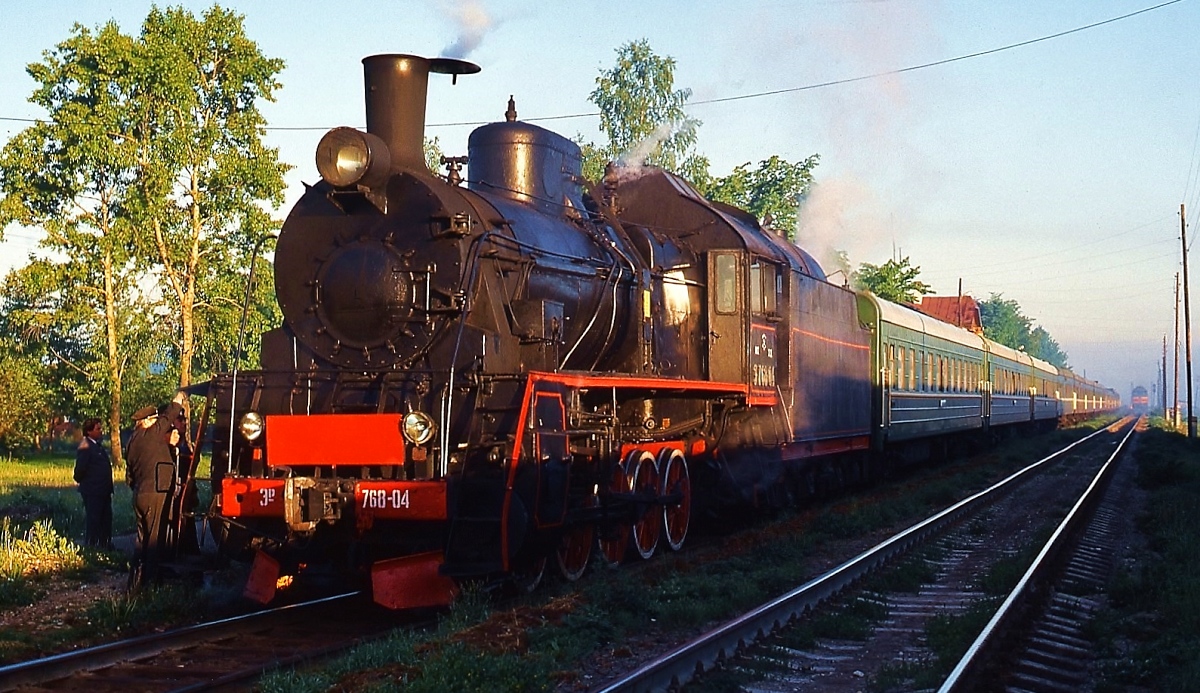 Von der Baureihe E wurden ab 1912 insgesamt über 11.000 Maschinen in verschiedenen Versionen in Dienst gestellt, hier E 768-04 am 08.06.1990 mit einem Sonderzug bei einem Zwischenhalt auf der Strecke von Tallinn nach Narva. Estland war damals noch nicht selbständig, doch die Esten machten kein Hehl aus ihrer Ablehnung der Sowjetunion.