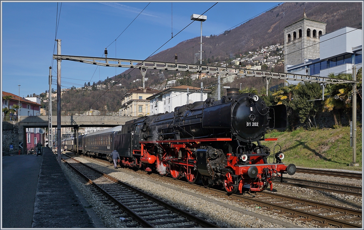 Von Bellinzona zugeführt steht der lange Dampfzug des  Eisenbahn Nostalgiefahrten Bebra e.V.  nach Nürnberg/Frankfurt in Locarno zur baldigen Abfahrt bereit. Zuglok ist die prächtige 01 202 des Vereins  Pacific 01 202 .
22. März 2018