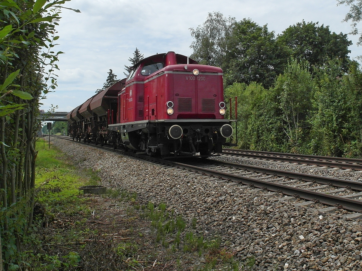 Von Biberach (Riß) kommend hat V100 1200 (92 80 1211 200-1 D-DGEGW) am 29.06.2015 auf der Fahrtrichtung Ulm kurz zuvor die Haltestelle Ulm-Donautal passiert.