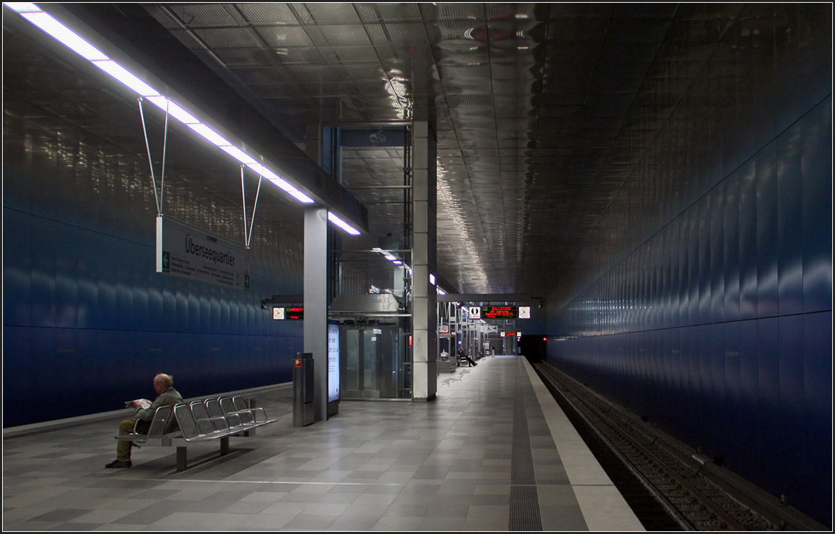 Von Blau zu Grau -

Bahnsteighalle des U-Bahnhofes Überseequartier in der Hamburger Hafencity.

10.10.2015 (M)