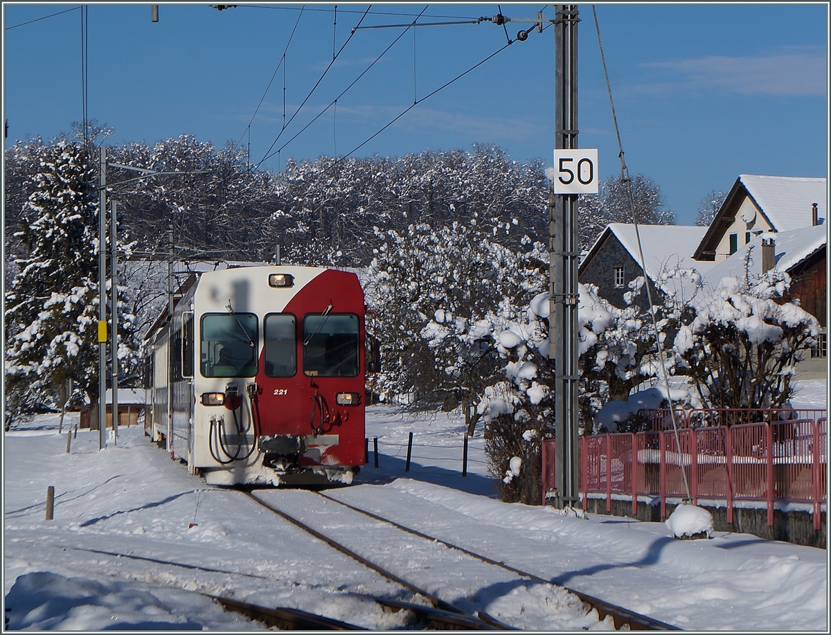 Von Bulle kommend erreicht der TPF Regionalzug S50 14813 Châtel St Denis. Nach einem kurzen Aufenthalt und Fahrrichtungswechsel wird er wenige Minuten später auf dem im linken Bildteil zu sehenden Gleis Richtung Palézieux fahren.
21. Jan. 2015