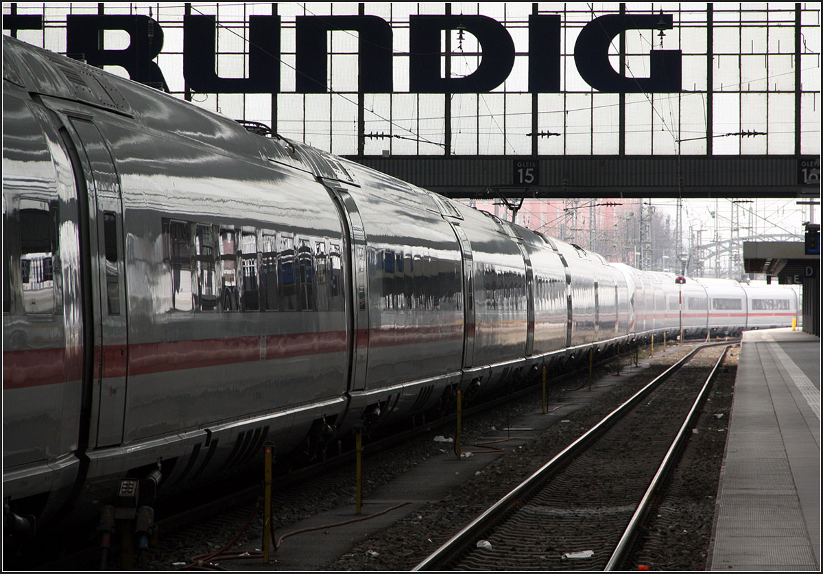 Von drinnen nach draußen -

Ein Blick entlang eines Velaro D-Zuges im Münchner Hauptbahnhof.

14.03.2015 (M)