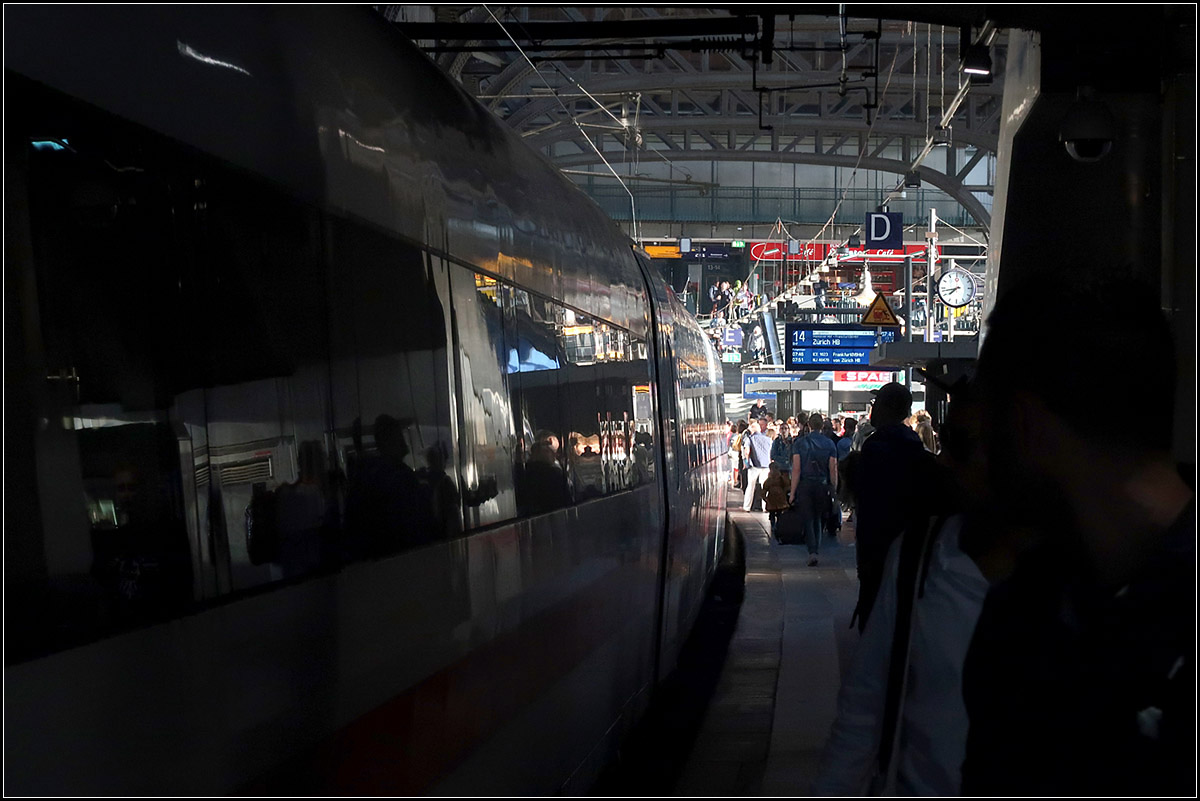 Von der dunklen Enge zur weiten Helle -

Unter den Zugangsebenen, Bahnhofsquerflügeln und der Steintorbrücke wirkt der Hamburger Hauptbahnhof sehr dunkel und eng im Gegensatz zum offenen Hallenbereich, bzw. zum offen Teil im Südteil des Bahnhofes.

17.08.2018 (M)