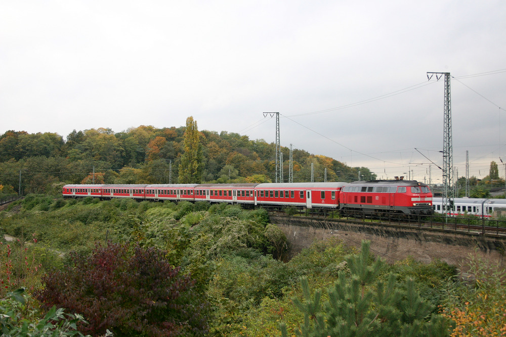 Von einem Hügel im Kölner Mediapark wurde 218 217 mit einem RE aus Trier aufgenommen.
Das Foto entstand am 27. Oktober 2006.