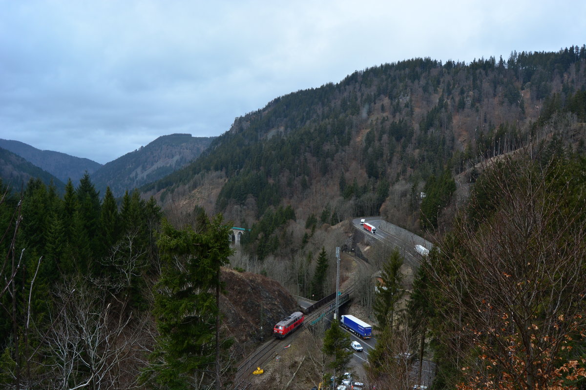 Von einem Parkplatz oberhalb der Serpentinen bei Hinterzarten wirkt die 255 133-8 zwischen den großen Bergen wie eine Modellbahn. 

Hinterzarten 28.03.2018