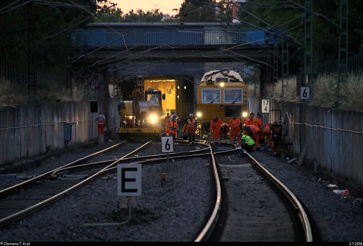 Von Ende Juni bis Anfang Juli fanden Schwellenwechsel auf der Bahnstrecke Merseburg–Halle-Nietleben (KBS 588) zwischen dem Hp Halle Zscherbener Straße und Hp Halle-Neustadt statt.
Tele-Blick vom Hp Halle Zscherbener Straße auf eine nächtliche Arbeitsaktion mit einem Liebherr Zweiwegebagger und einer unbekannt gebliebenen Gleisstopfmaschine der Schweerbau GmbH & Co. KG.
[2.7.2018 | 21:56 Uhr]