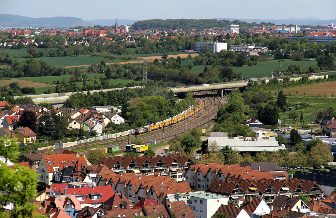 Von der Festung Hohenasperg geht der Blick auf Asperg und 193 879 (mit Wiedervereinigungs-Beklebung).
Die Lok hat einen der bekannten Abraumzüge vom Projekt Stuttgart 21 am Zughaken.
Aufnahmedatum: 16. Mai 2017