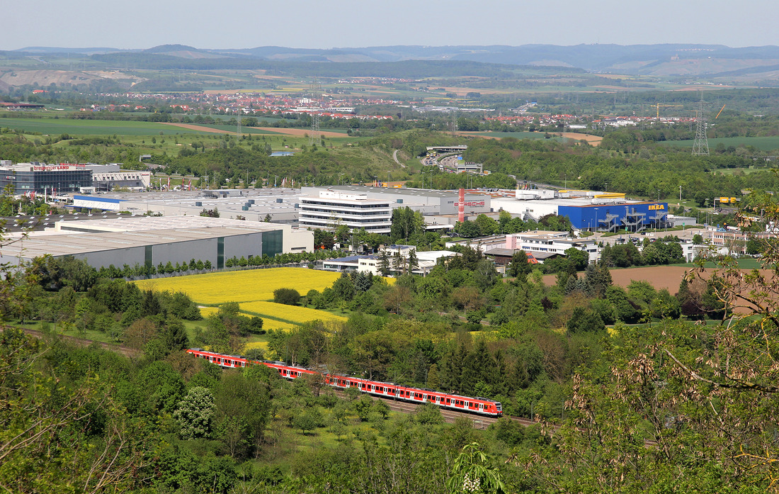 Von der Festung Hohenasperg wurde dieses 423er-Doppel der S-Bahn Stuttgart fotografiert.
Aufgrung der Entfernung sind mir die Fahrzeugnummern logischerweise nicht bekannt.
Aufgenommen am 16. Mai 2017.