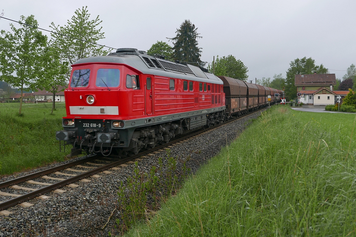 Von Friedrichshafen Gbf kommend befindet sich 232 618-9 mit dem  Roberger Kieszug  am 17.05.2016 in Haslanden auf der Fahrt nach Roberg zur Beladung.