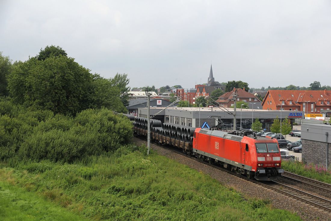Von einer Fußgängerbrücke in Hasbergen konnte ich 185 008 nebst angehängten Wagen ablichten.
Der Zug fuhr in nördlicher Richtung und wurde am 20. Juli 2017 abgelichtet.