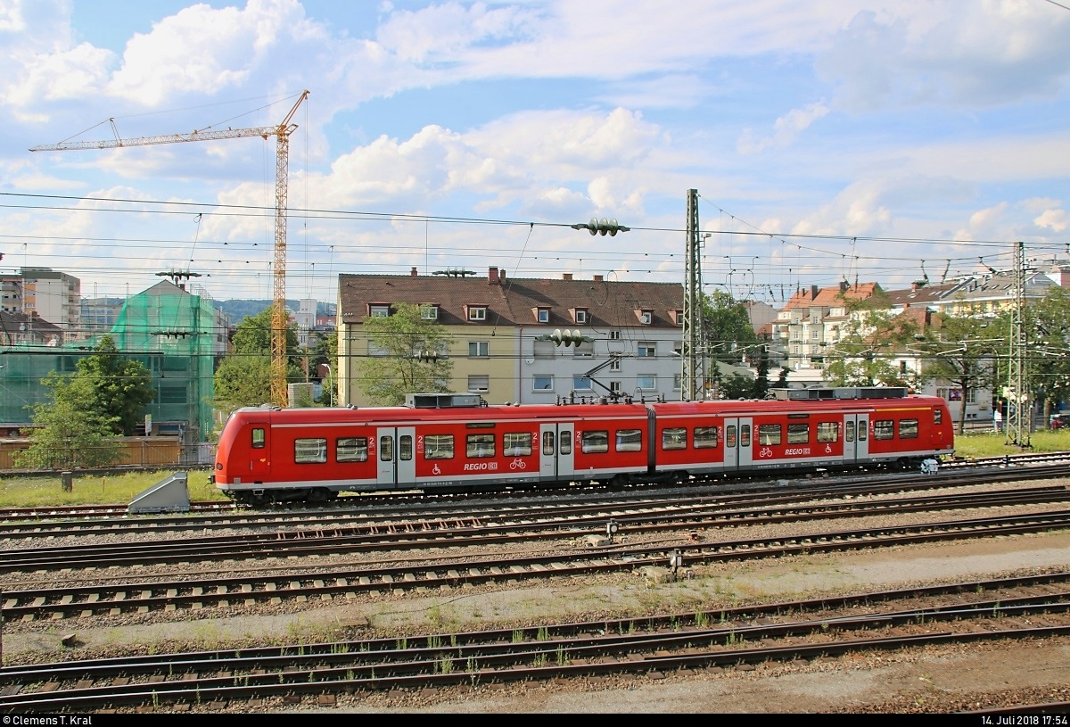 Von Impressionen des Bahnbilder-Treffens 2015 inspiriert, machte ich mich auf den Weg zum bekannten Parkhaus in der Julius-Bührer-Straße am Bahnhof Singen(Hohentwiel).
Von dort aus konnte der abgestellte 426 014-7 von DB Regio Baden-Württemberg aufgenommen werden.
[14.7.2018 | 17:54 Uhr]