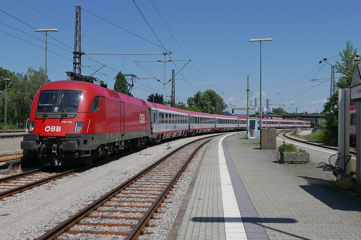 Von Innsbruck kommend zieht 1116 190 am 08.07.2017 den IC 118 nach Münster (Westf) in den Bahnhof von Lindau.