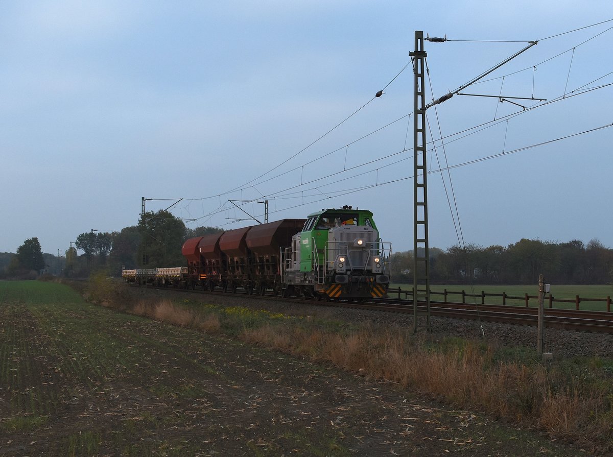 Von der Kbs 425 kommt dieser Bauzug, gezogen von der Vossloh 0650 300-3, bei Bösinghoven gen Osterath gefahren am Abend des 4.11.2018