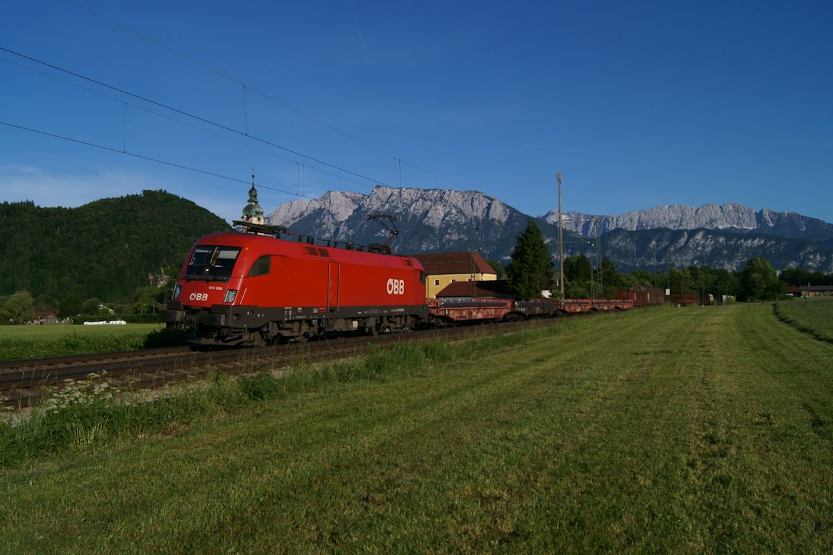 Von Kufstein kommend zog 1016 028 der ÖBB am 8.6.2017 einen Güterzug durch das Inntal am Kloster Reisach vorbei. 