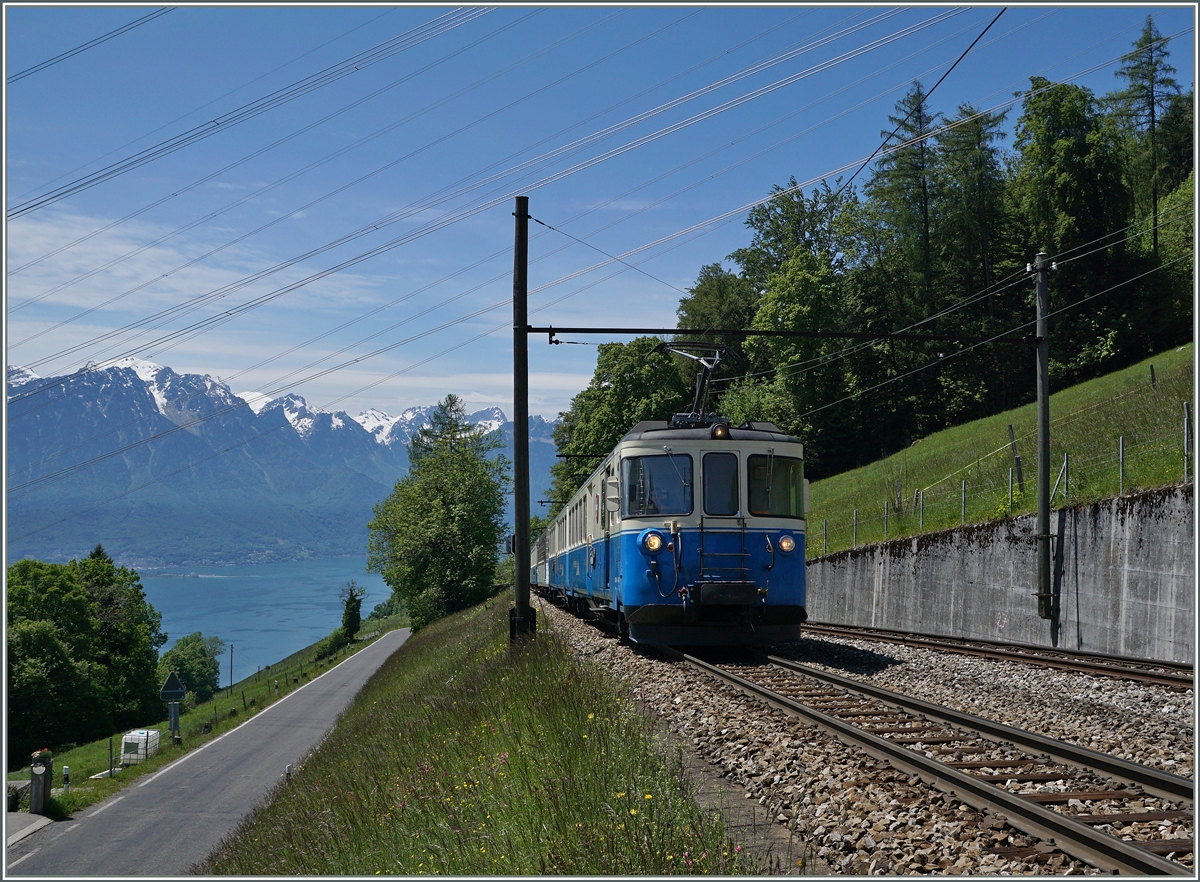 Von Montreux nach Zweisimmen unterwegs ist dieser MOB ABDe 8/8 mit dem Regionalzg 2224 bei der Durchfahrt in Sendy-Sollard.
25. Mai 2016