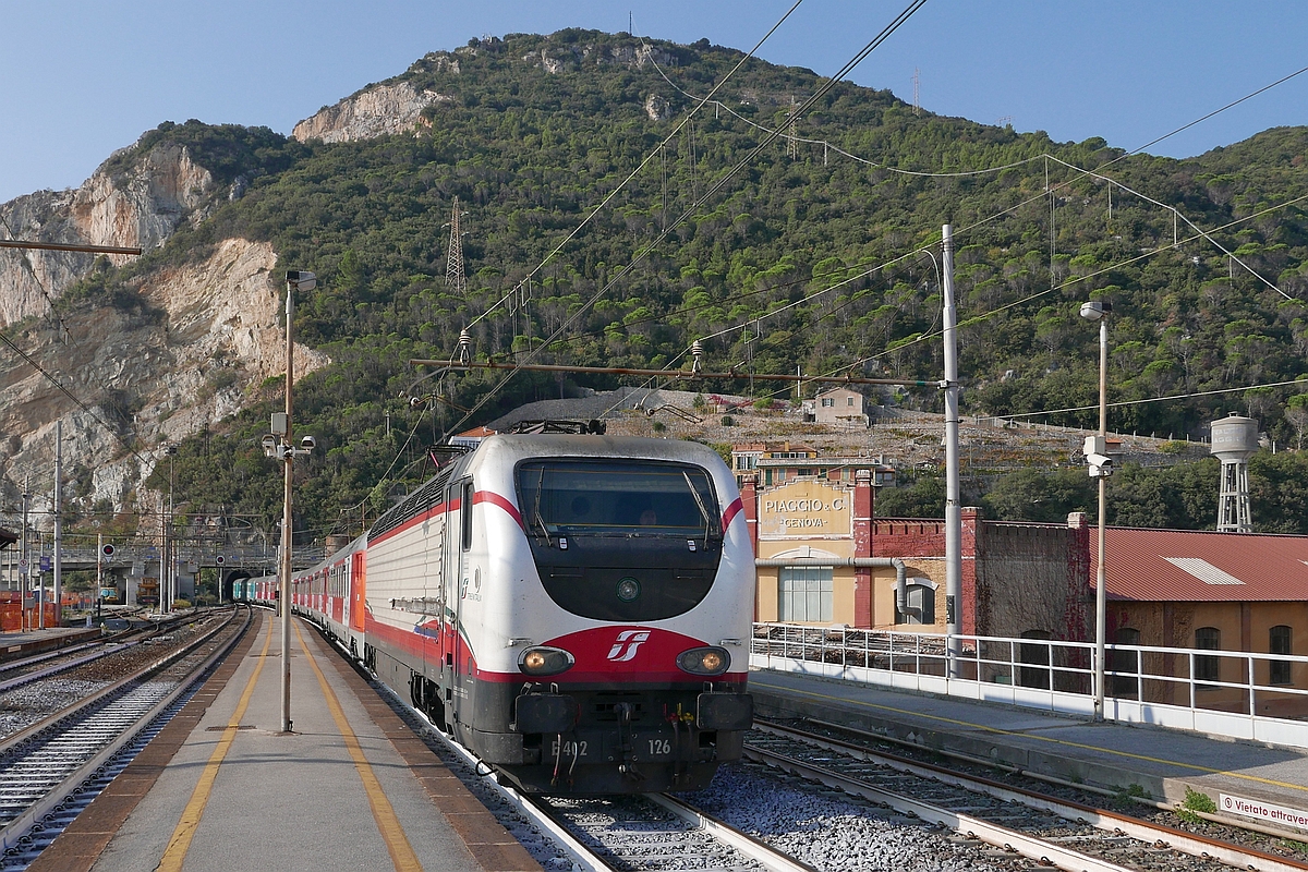 Von Nizza kommend zieht E402.126 den EC 139 nach Milano Centrale am 31.10.2017 in den Bahnhof von Finale Ligure.