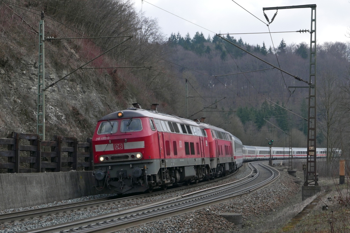 Von Oberstdorf kommend haben 218 495-0 und 218 434-9 die Wagen des nach Hannover fahrenden IC 2012 am Haken (Geislinger Steige, 12.03.2016).