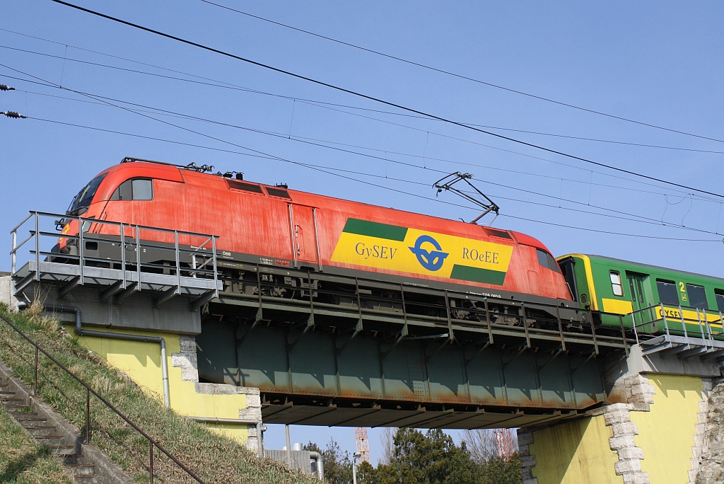 Von den BB gemietete GySEV 1116 063-9 vor dem R 9912 von Gyr nach Sopron am 08.Mrz 2014 auf der Brcke ber die Gyri Utca in Sopron.