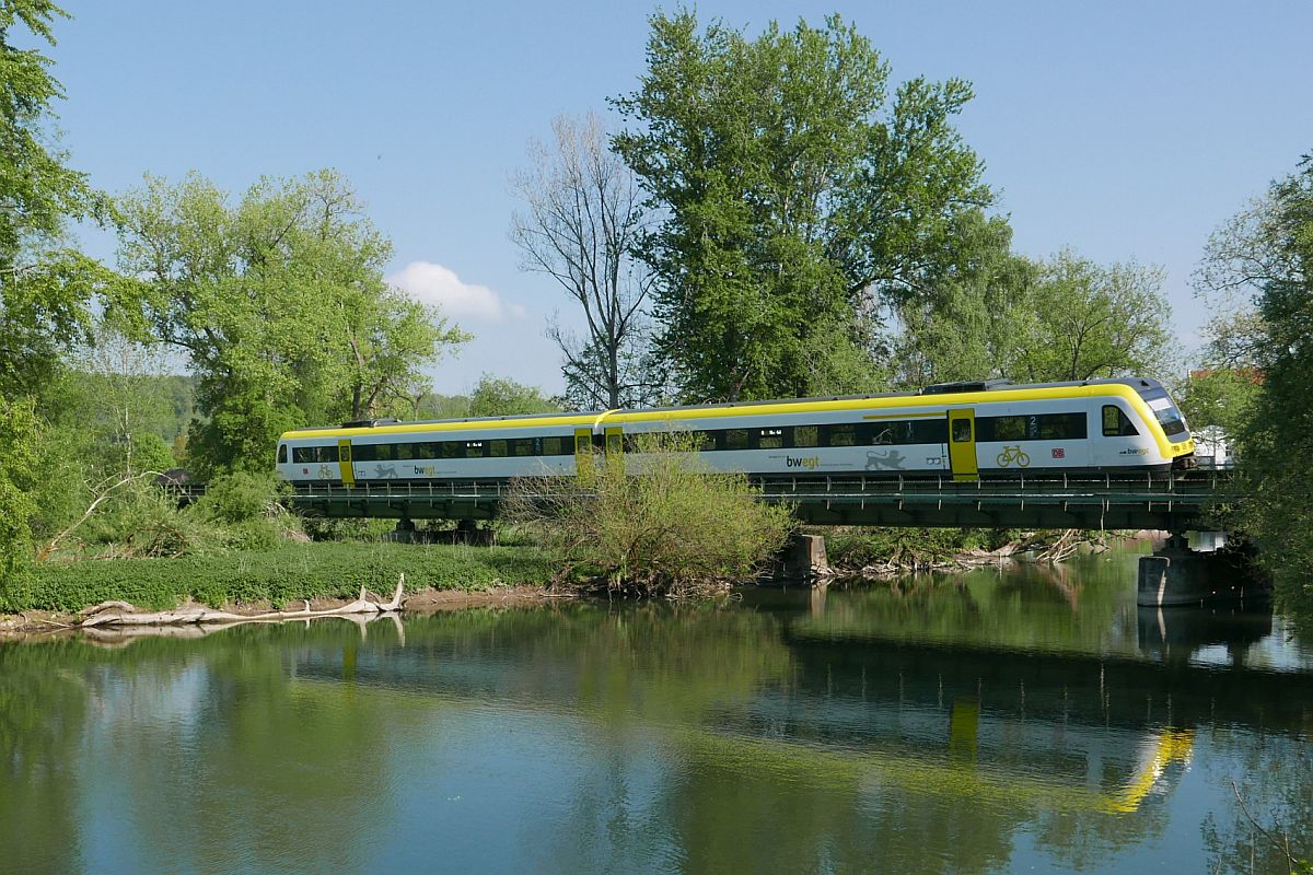 Von Sigmaringen kommend berquert RE 22339 auf der Fahrt nach Ulm bei Scheer die Donau (05.05.2018).