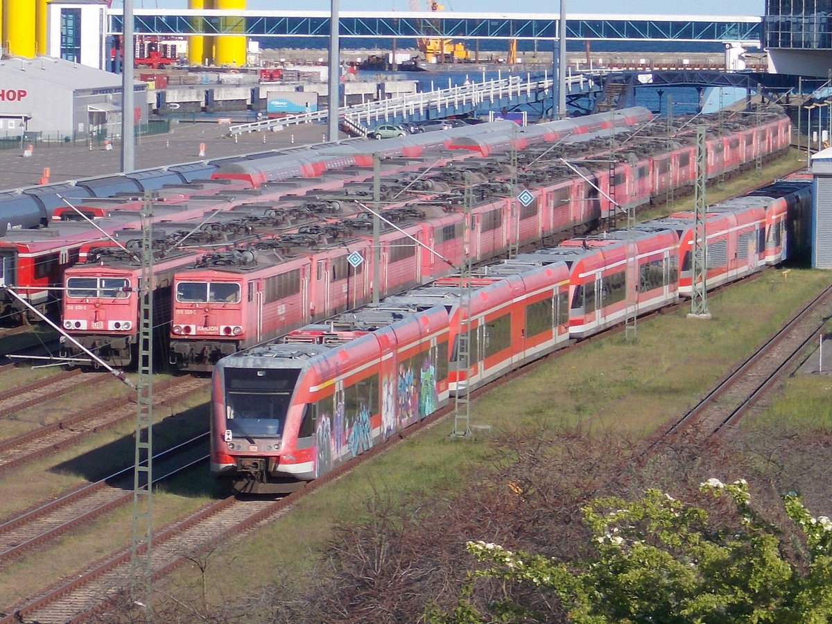 Von der Straßenbrücke aufgenommen abgestellte 646er Triebwagen und 155er,am 20.Mai 2018,im Fährhafen Mukran.