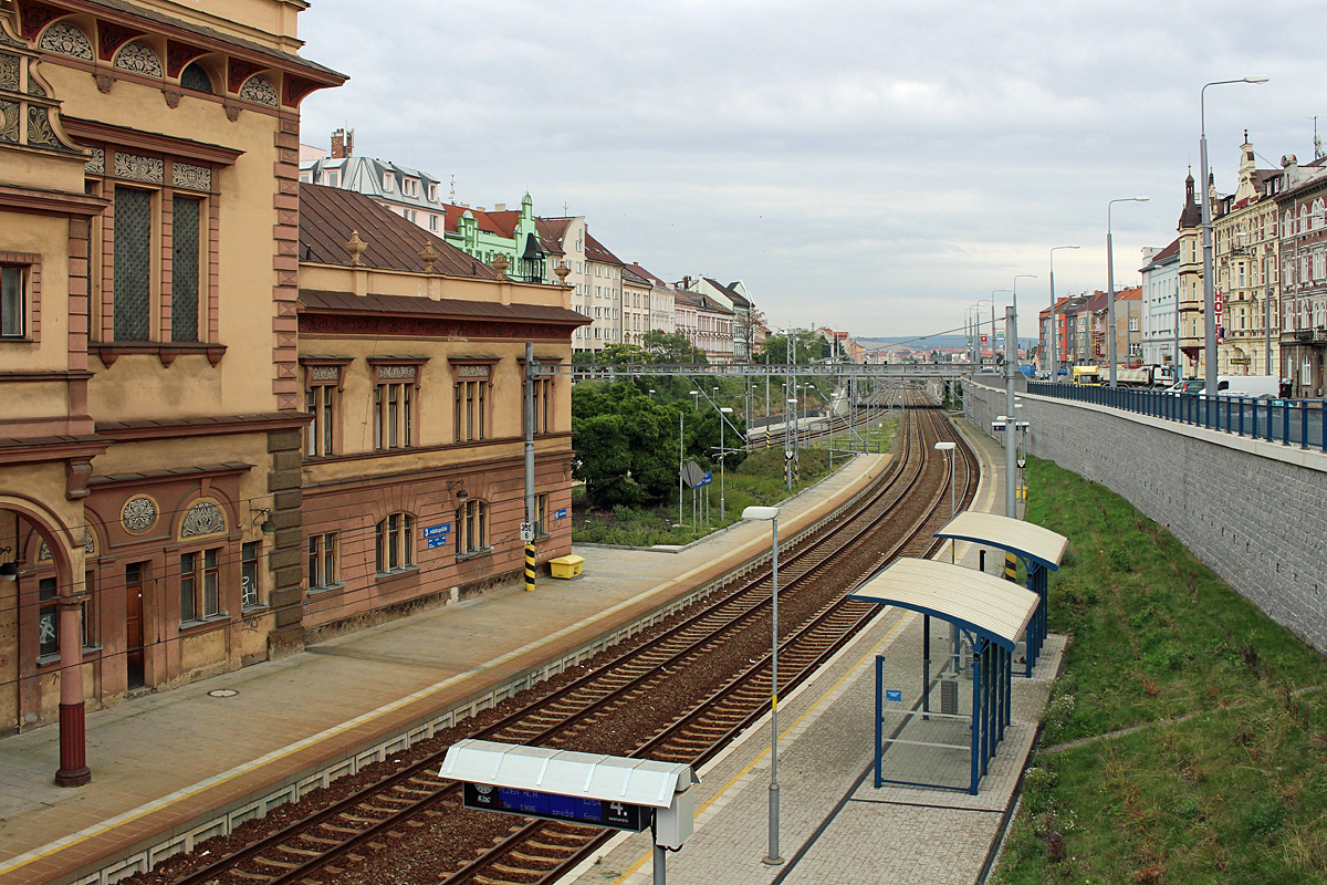 Von einer Straßenbrücke hat man einen recht guten Überblick über die Gleise des Bahnhofs Plzeň-Jižní předměstí (Südvorstadt), wie hier am 14.09.2015. Die beiden Strecken nach Cheb und Domažlice führen hier entlang, und an diesem Bahnhof werden auch die Loks der in Richtung Prag fahrenden Alex-Züge gewechselt, von einer 223 auf eine 363 oder 362. Die Zweisystemlok ist notwendig, da die Strecke in Richtung Prag nur bis Beroun mit 25 kV Wechselstrom elektrifiziert ist, danach kommen noch ein paar Kilometer mit 3 kV Gleichstrom