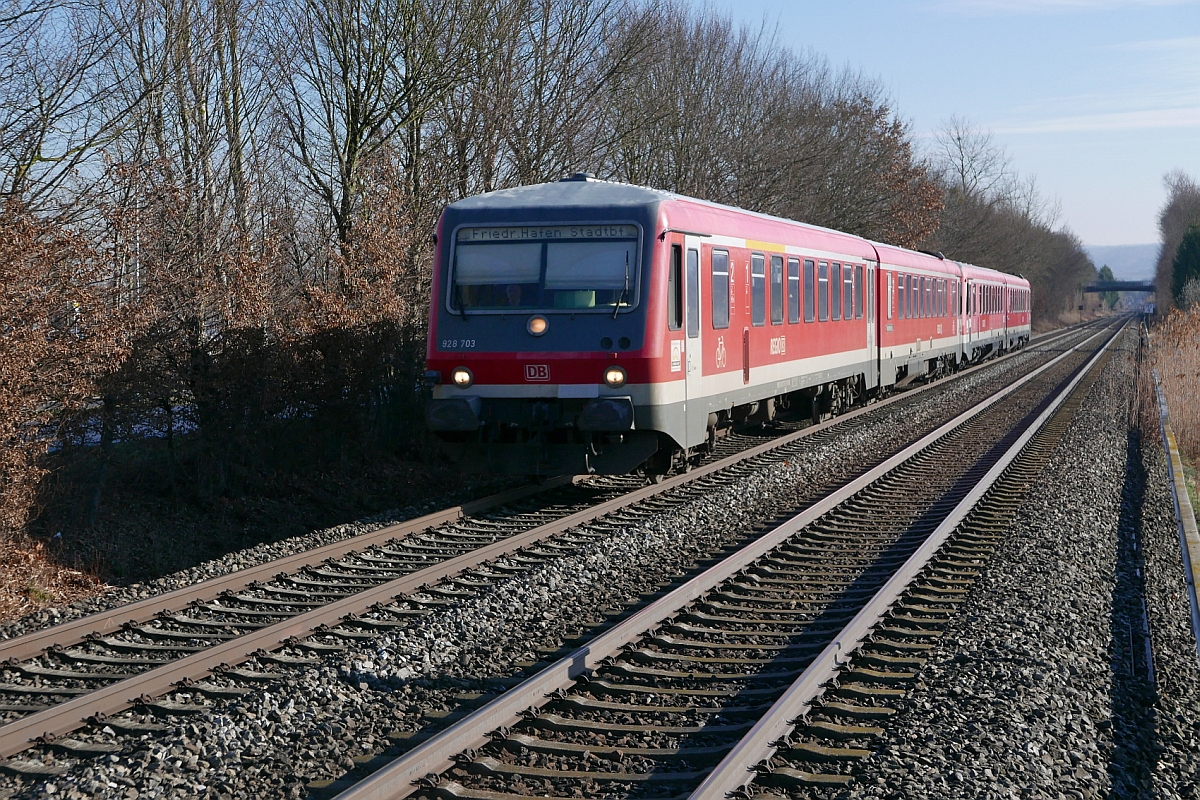 Von Ulm kommend passieren 928/628 703 und 628/629 347 als IRE 69562 auf der Fahrt nach Friedrichshafen Stadt gleich die Haltestelle Friedrichshafen Flughafen (10.03.2017).