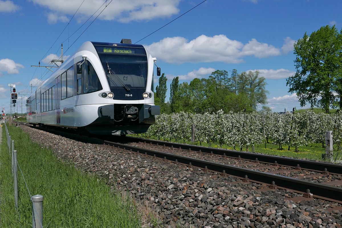 Von Weinfelden kommend fährt bei Egnach RABe 526 719-0 am 30.04.2018 als S7 23741 nach Rorschach.