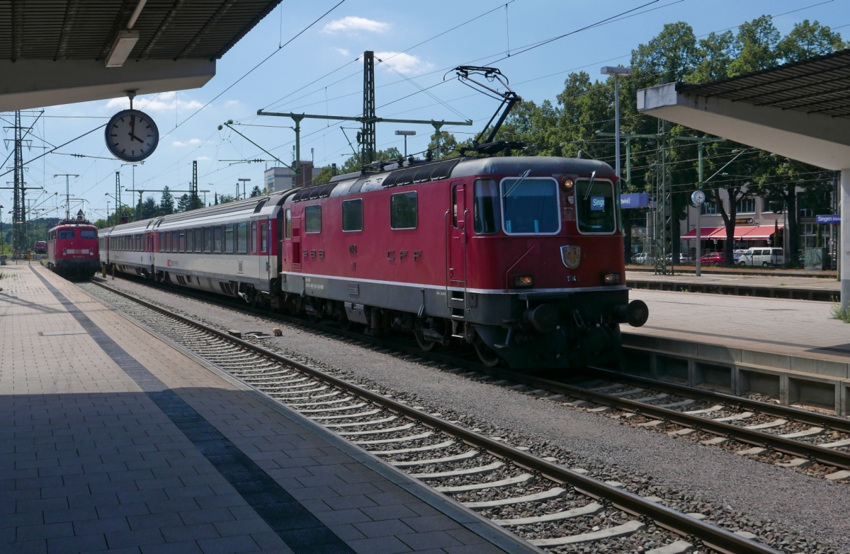 Von Zürich kommend fährt Re 4/4 11143 mit dem IC 184 in den Bahnhof von Singen ein. Im Hintergrund steht 115 448-3 bereit, um die Wagen des IC zu übernehmen und an das Ziel, Stuttgart zu ziehen (07.08.2016).
