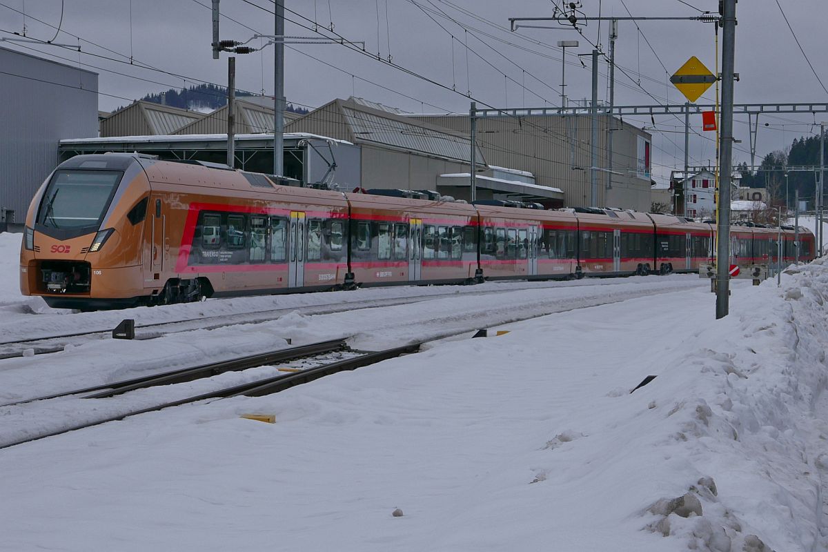 Von zukünftig elf TRAVERSO-Zügen steht einer, RABe 526 106-0, am 26.01.2019 in Degersheim.

Ab dem Fahrplanwechsel 2019/2020 werden diese Züge auf der Strecke Luzern - St. Gallen verkehren. Die elf TRAVERSO-Züge werden bei Stadler Rail AG produziert und im Juni 2019 werden die ersten Fahrzeuge im Umlauf sein. Zudem wird der TRAVERSO auch auf zwei weiteren Verbindungen in der Schweiz eingesetzt. Als klassische Nord-Süd-Verbindung verkehrt er alternierend ab Basel bzw. Zürich nach Locarno über die Gotthard-Bergstrecke. Von Bern nach Chur, also von Osten nach Westen wird der moderne Zug ebenfalls eingesetzt. Somit wird er seinem Namen gerecht: Traverso stammt aus dem Italienischen und bedeutet quer. Der kupferfarbene Zug fährt somit in Zukunft quer durch die Schweiz. Quelle: www.voralpen-express.ch