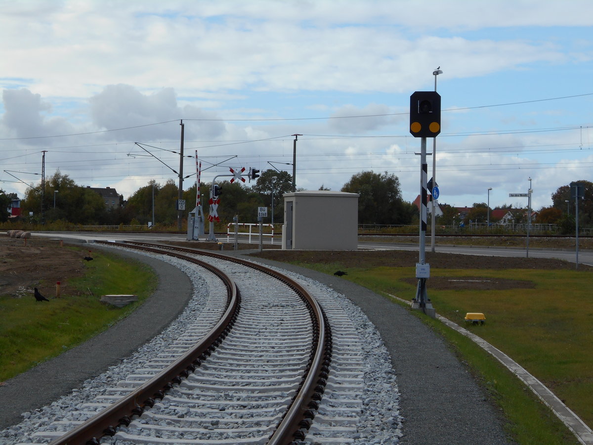 Vor dem Bahnübergang an der neuen Hafenbahnstrecke zum Stralsunder Frankenhafen steht dieses Wegübergangssignal im Hintergrund die zuerkennende Hauptstrecke.Aufnahme am 05.Oktober 2018.