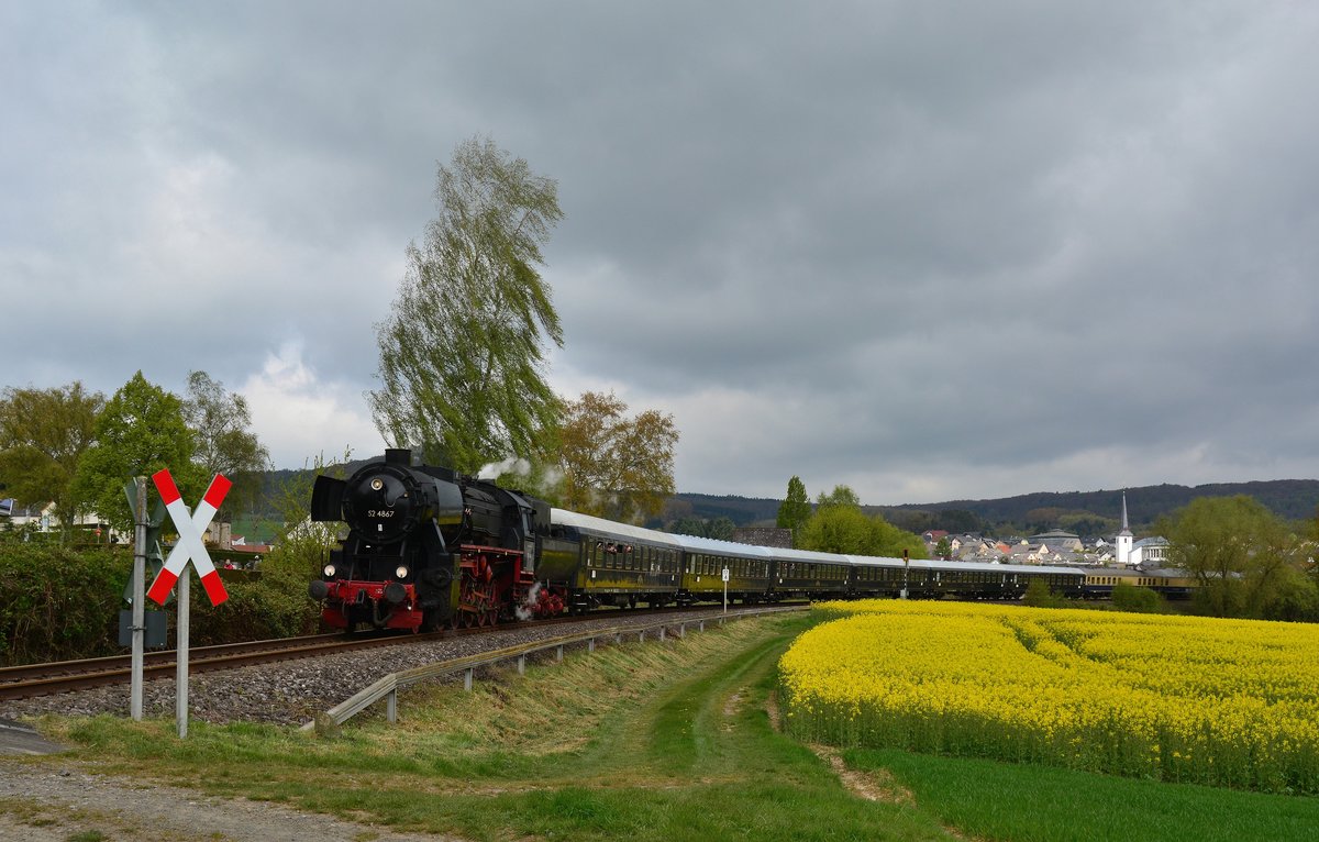 Vor dem Dächern und der Kirche von Dornburg dampft die 52 4867 mit den Sonderzug nach Limburg vorbei.

Dornburg 22.04.2017