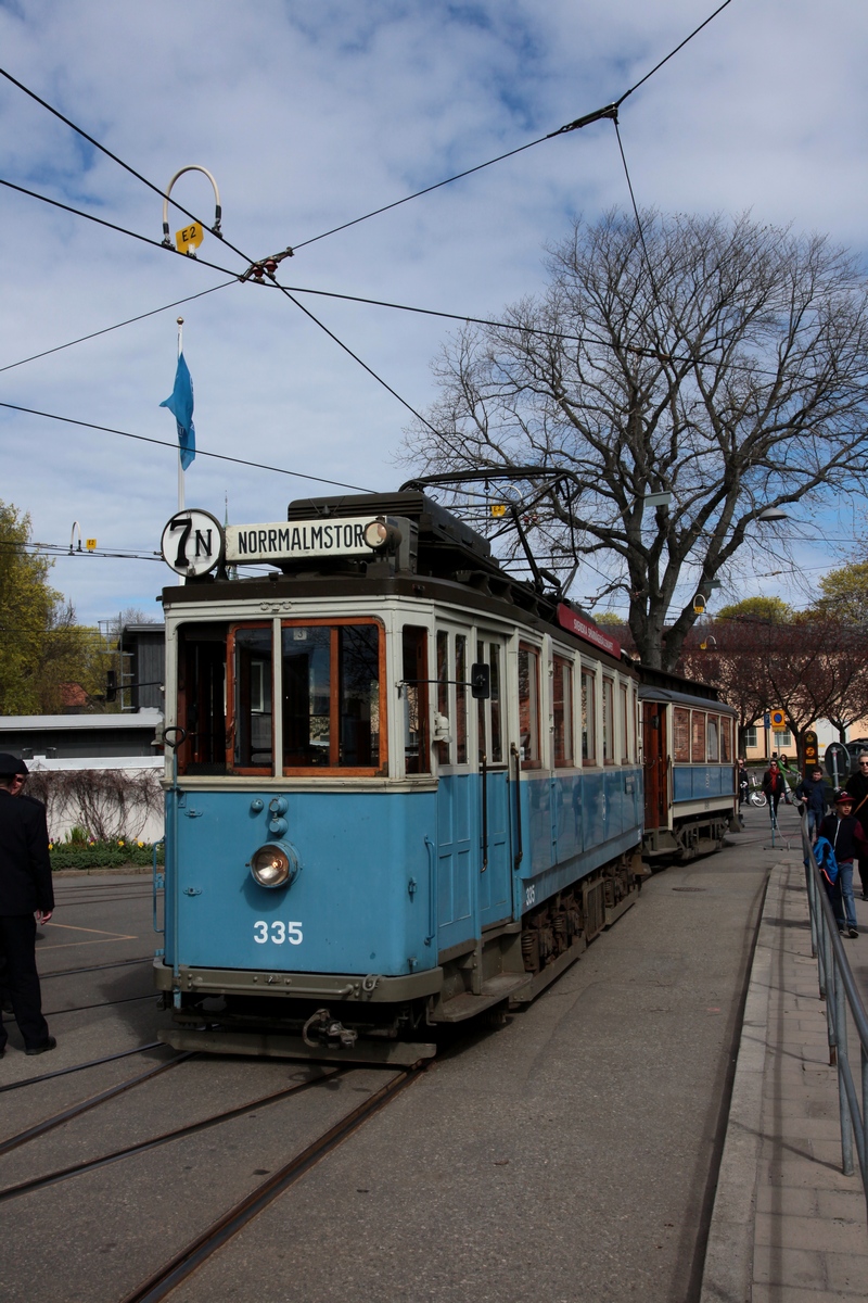 Vor dem Depot steht am 07.05.2017 der hist. Tw 335 mit Bw 846, nur wenig später geht dieser Straßenbahnzug in den Planbetrieb der Stockholmer Strecke 7N.