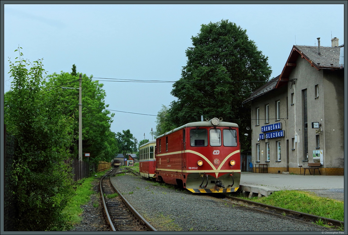 Vor dem Empfangsgebäude des Bahnhofs Třemešná ve Slezsku (Röwersdorf) wartet 705 913-2 mit dem Zug 20609 nach Osoblaha (Hotzenplotz) auf die Abfahrt. Die Strecke ist die letzte von der ČD betriebene Schmalspurbahn. (04.06.2017)