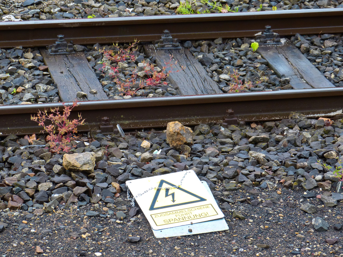 Vor dem ersten Gleis hinter dem Bahnsteiggleis 4 im Bahnhof Crailsheim liegt dieses Warnschild, wohl auch nicht mehr dort wo es hingehört. Bahnhof Crailsheim 30.05.2015