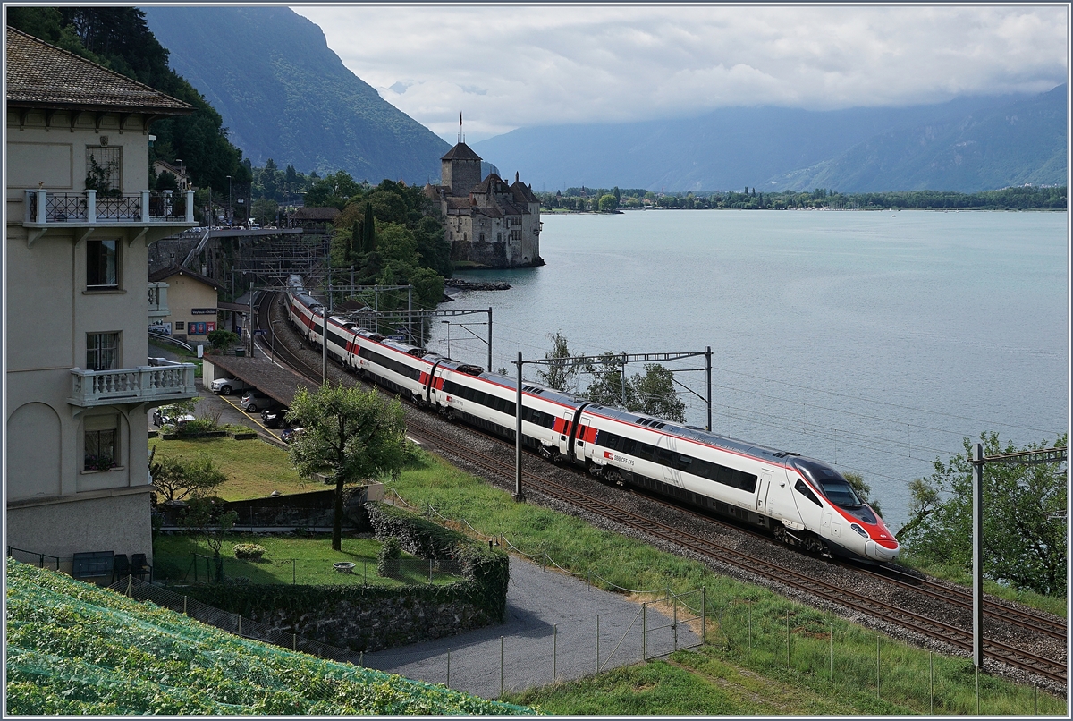 Vor dem Hintergrund des Château de Chillon ist bei Veytaux ein SBB RABe 503 (ETR 610) als EC 32 von Milano nach Genève unterwegs.
9. August 2017
