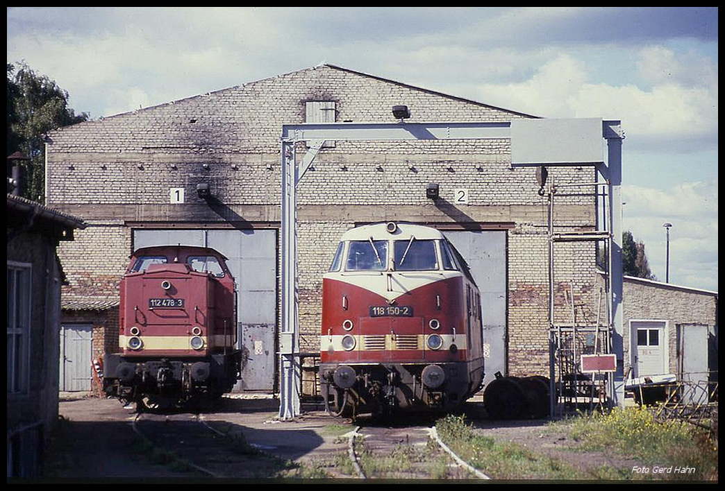 Vor dem Lokschuppen in Haldensleben standen am 16.9.1990 112478 und 118150.