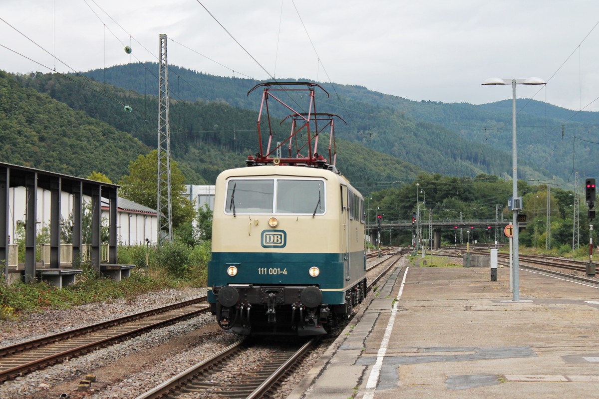 Vor dem Panorama des Schwarzwaldes, rangierte 111 001-4 des DB Museums Koblenz-Lützel am 13.09.2014 im Bahnhof von Hausach.