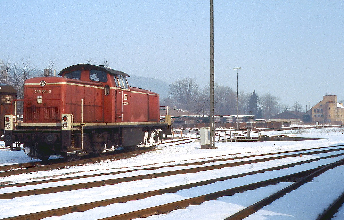 Vor der Drehscheibe des Bw Aulendorf pausiert die 290 324-0 im Februar 1983