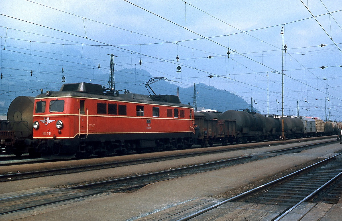 Vor einem Güterzug über den Arlberg steht 1110.521 im August 1982 im Bahnhof Bludenz