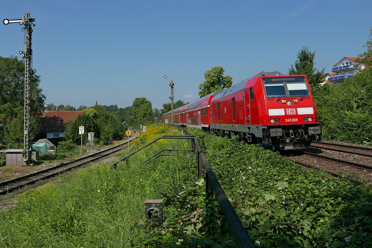 Vor der Einmündung der eingleisigen Bodenseegürtelbahn (links im Bild) in die zweigleisige Allgäubahn hat 245 005 mit dem RE 57408, München - Lindau, am 10.09.2016 das Blocksignal in Lindau-Aeschach passiert
