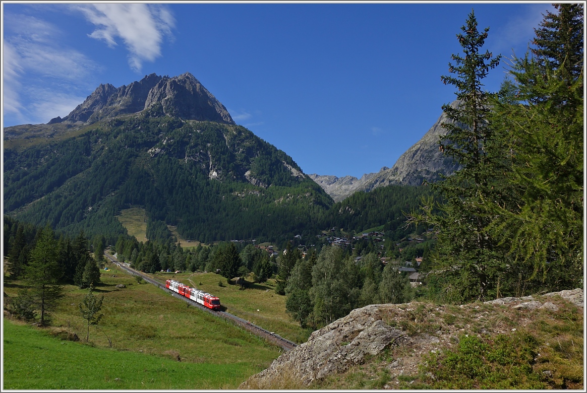 Vor der grandiosen Kulisse der Bergwelt des Mont-Blanc Gebietes, erreicht ein Regionalzug in Kürze Vallorcine.
(28.08.2015)