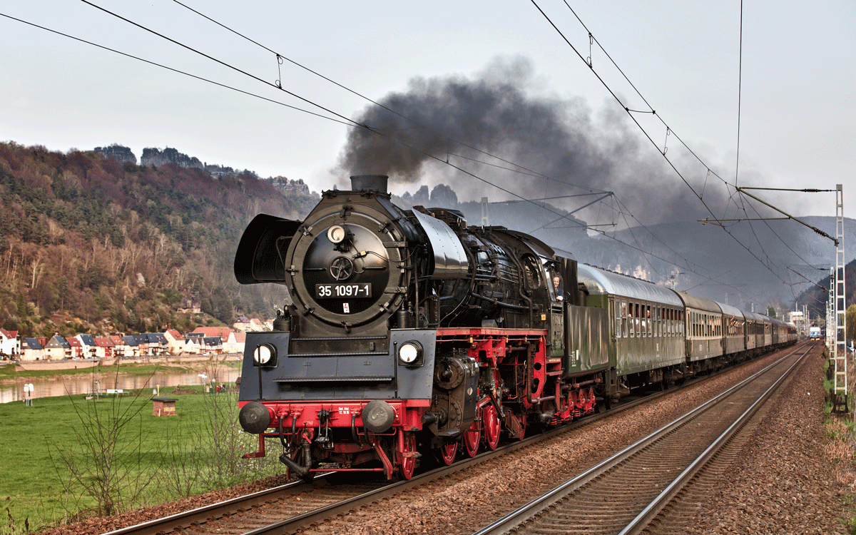 Vor der imposanten Kulisse der sächsischen Schweiz dampft am Abend des 16.4.2017  die 35 1097-1 mit einem Sonderzug aus Děčín CZ nach Dresden Hbf in Krippen vorüber.