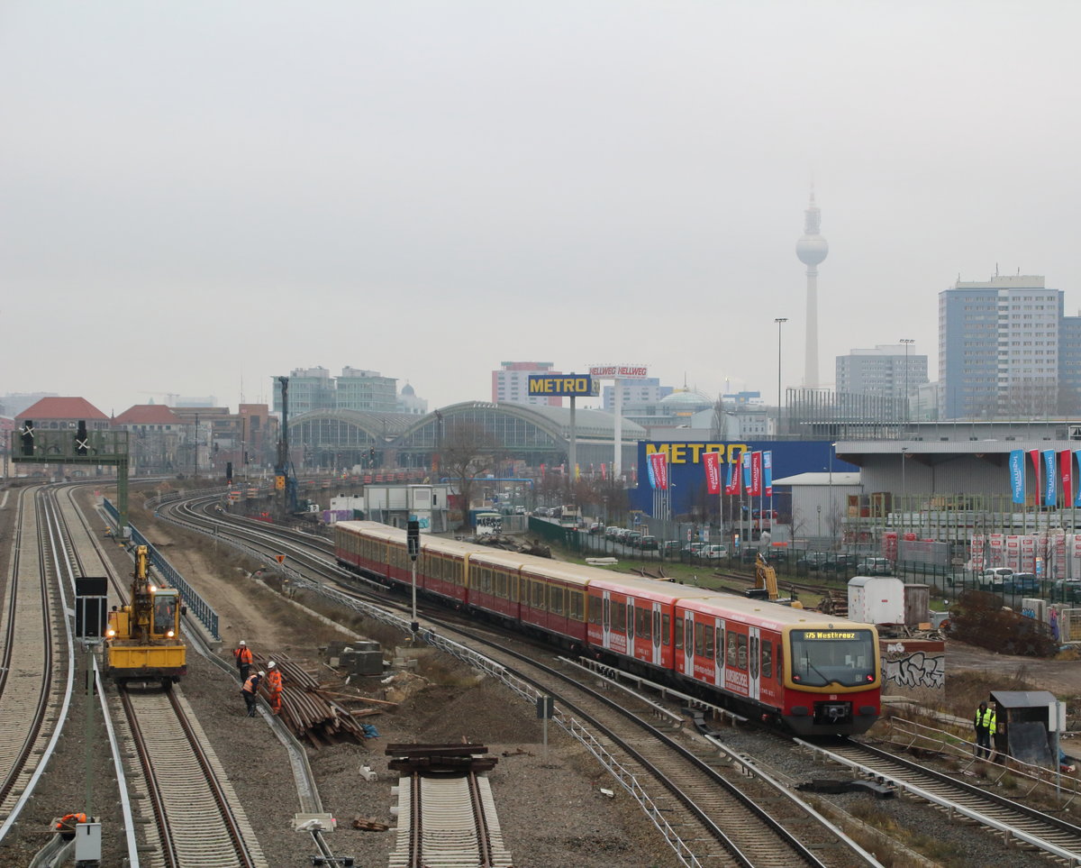 vor der Kulisse der Berliner Ostbahnhofs verlässt eine S75 (Wartenberg - Westkreuz) die S-Bahn Station Berlin Warschauerstraße.

Berlin Warschauerstraße, 14. Dezember 2016