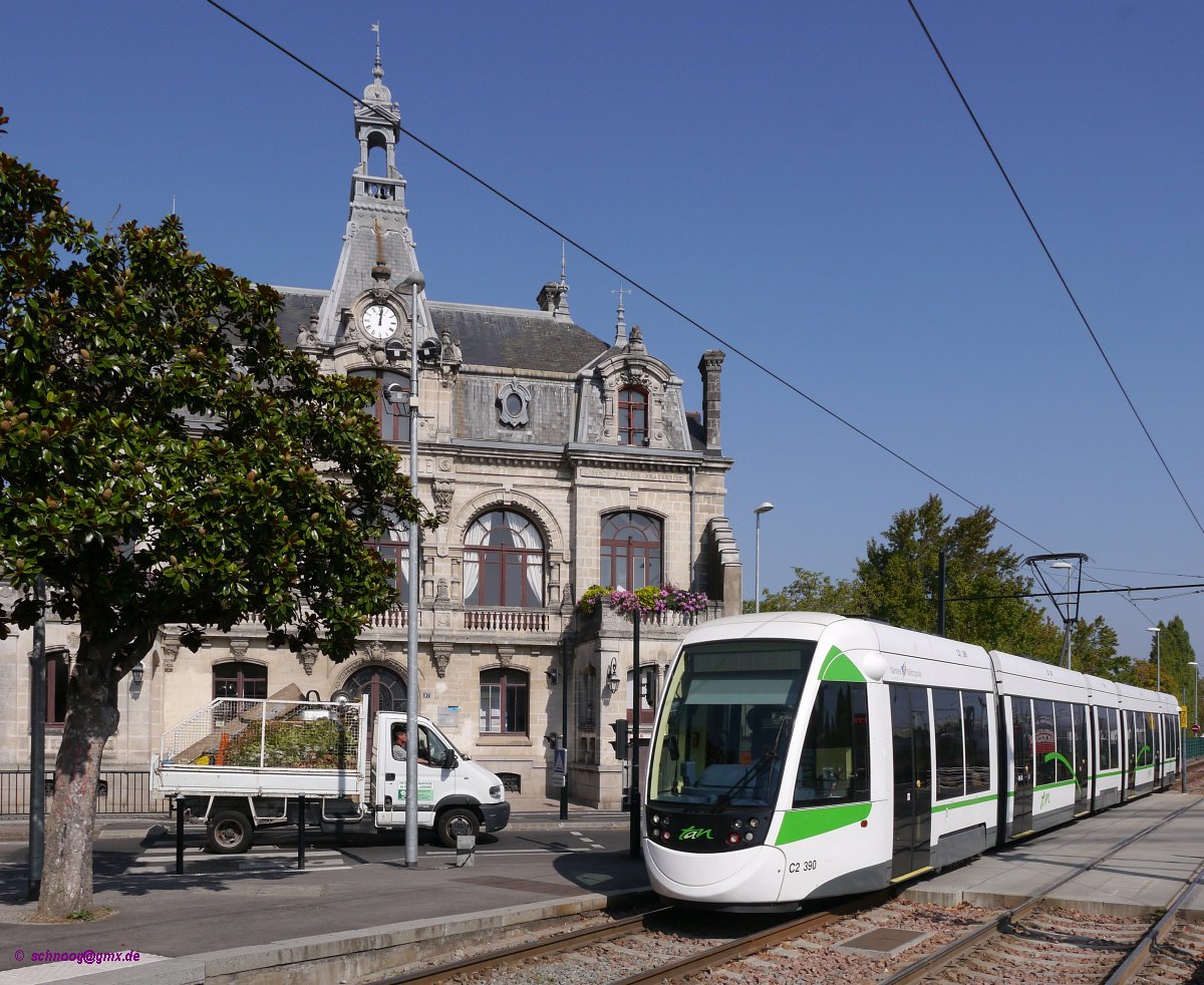 Vor der Kulissse der Mairie-de-Doulon fährt Tram TAN-390 (CAF Urbos3) als Ligne 1 nach Jamet.

2104-07-19 Nantes Mairie-de-Doulon 
