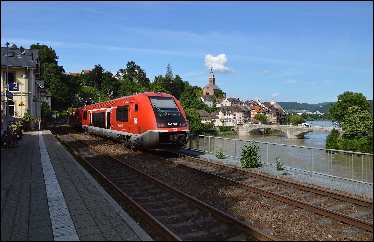 Vor Laufenburgs malerischer Kulisse fahren 641 002 und 641 018 in den Bahnhof Laufenburg West ein. Der Rhein führt deutliches Hochwasser an seinem Engpass, an dem er früher auf nur 12 Meter Breite eingezwängt war. Juni 2016.  
