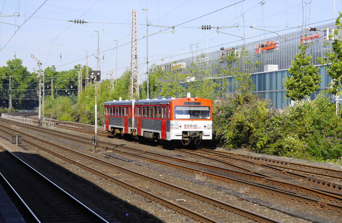 Vor der letzten Rückfahrt nach Mettmann am Morgen hat der S28-Express 45 Minuten Wendezeit in Düsseldorf. Diese verbringt er in Düsseldorf-Bilk. Auf Hp2 fährt 2.42 aus der Warteposition in das Ferngleis Neuss - Düsseldorf ein (7.8.17).